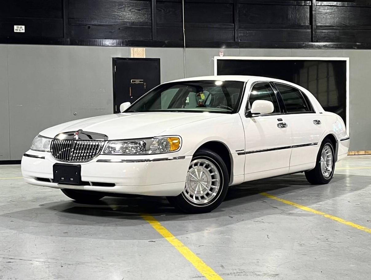 LINCOLN TOWN CAR 2002 1LNHM81W82Y658593 image